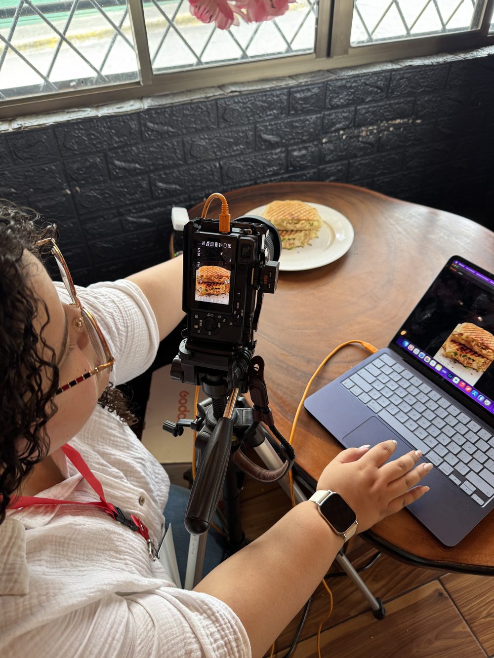 Sesión de fotografía de producto: cámara en trípode conectada a una laptop
